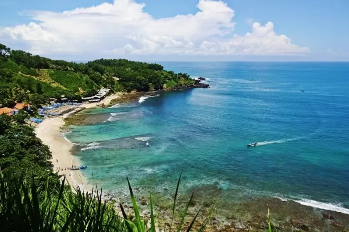 Menganti Beach , a White Sand Beach in Kebumen that is Full of Legends